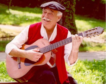 photo de Edmond Duplan avec guitare