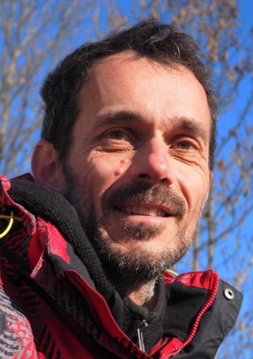 Peut être une image de 1 personne, barbe, sourire et arbre