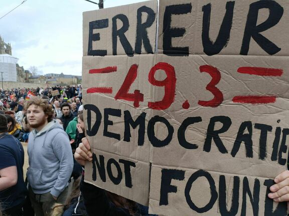 "Erreur 49.3, démocratie not found", l'article de la Constitution dénoncé comme un bug informatique pour la démocratie.