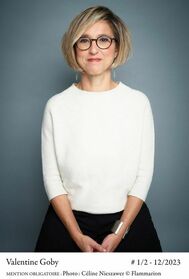 Peut être une image de 1 personne, lunettes et texte
