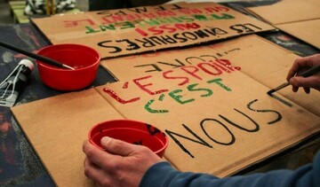  atelier pancartes pour assurer le succès du mouvement | Liberté Caen
