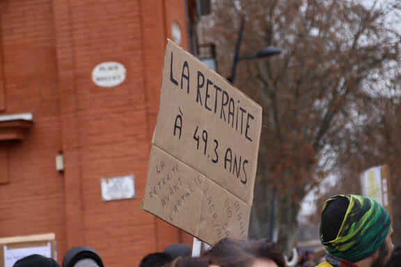 https://static.actu.fr/uploads/2023/03/panneau-retraites-49-3-manif-16-03-23.jpg