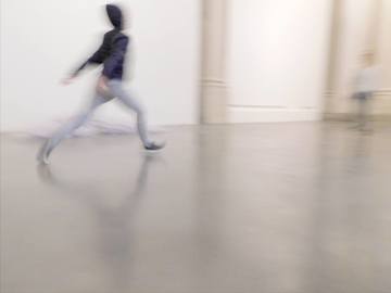 une personne ou plus, chaussures et intérieur